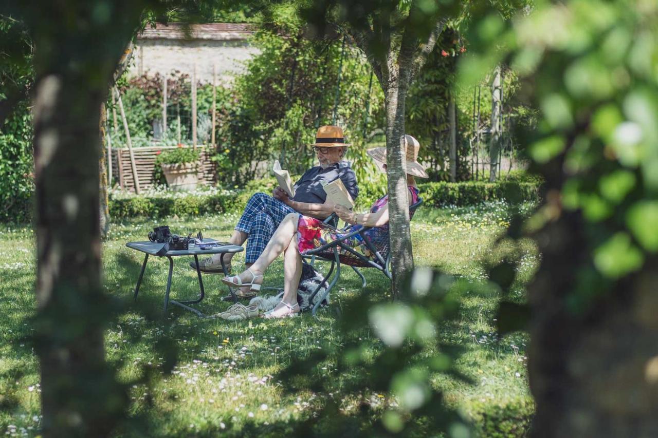 Auberge Du Bon Laboureur Chenonceaux Exterior foto A couple reading in the garden