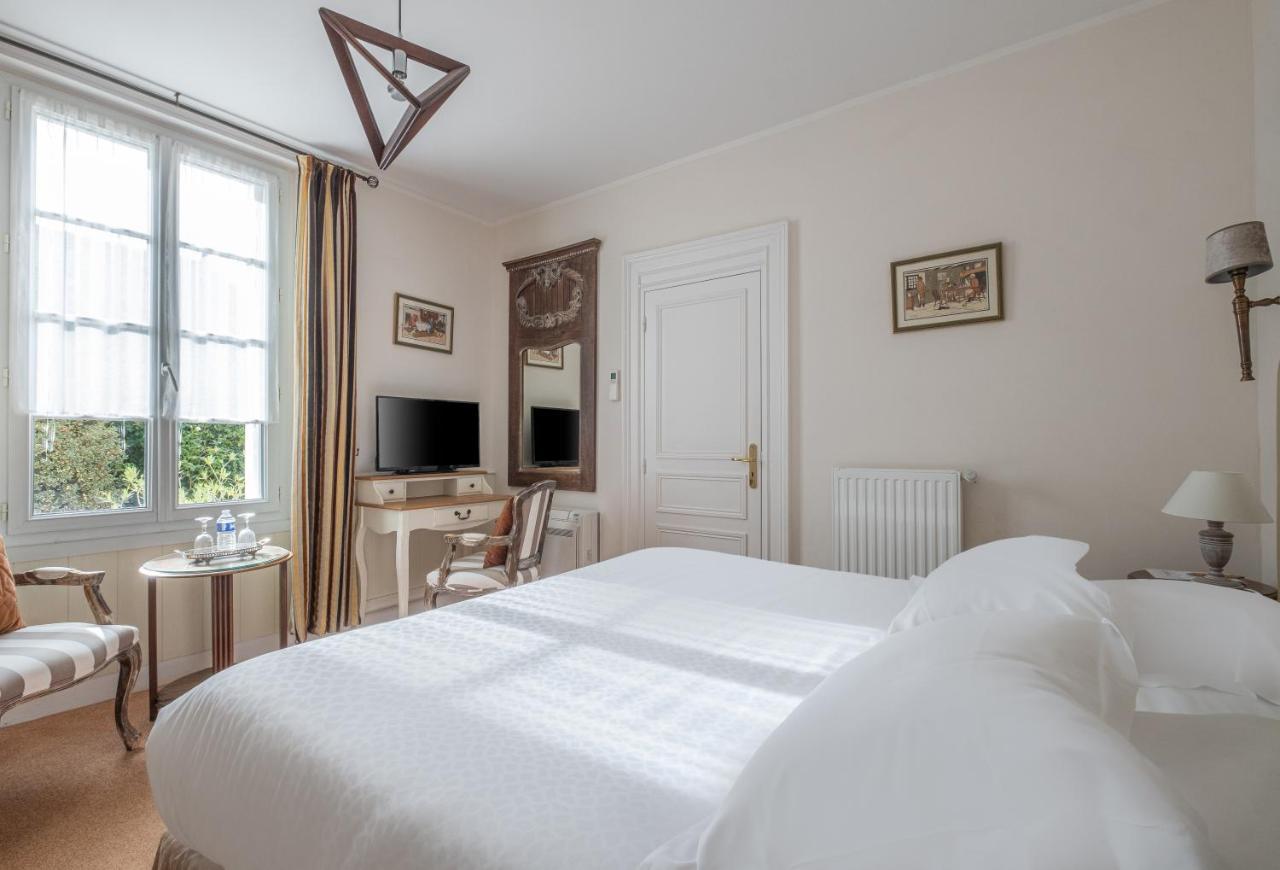 Auberge Du Bon Laboureur Chenonceaux Exterior foto A room at the hotel