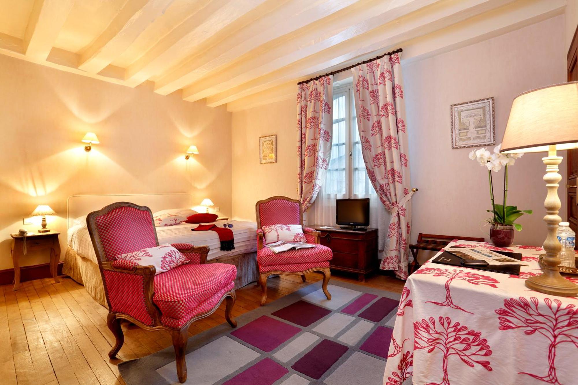 Auberge Du Bon Laboureur Chenonceaux Exterior foto A room at the hotel