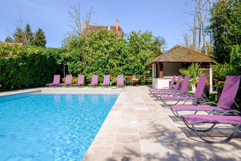 Auberge Du Bon Laboureur Chenonceaux Exterior foto The swimming pool at the hotel