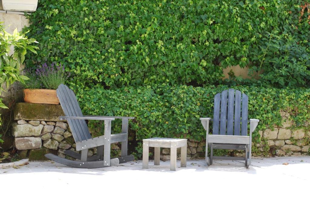 Auberge Du Bon Laboureur Chenonceaux Exterior foto Adirondack chair