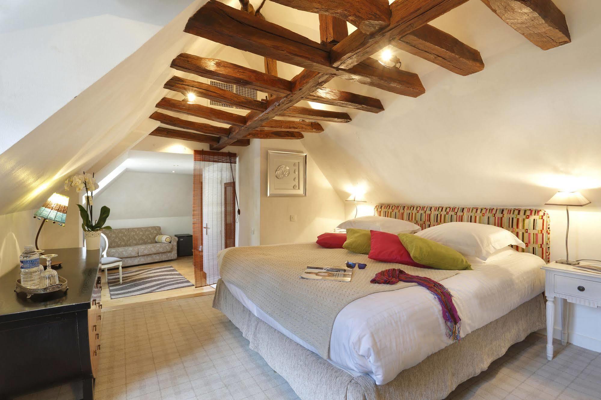 Auberge Du Bon Laboureur Chenonceaux Exterior foto A room at the hotel