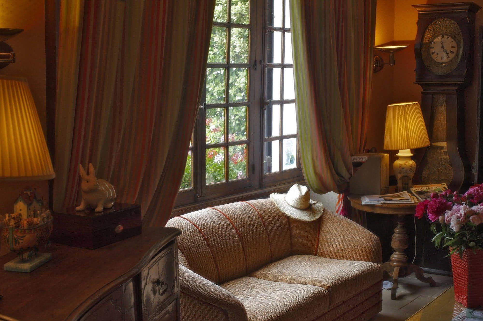 Auberge Du Bon Laboureur Chenonceaux Exterior foto A room at the hotel