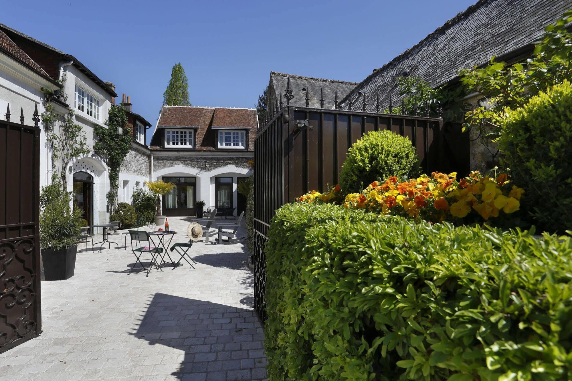 Auberge Du Bon Laboureur Chenonceaux Exterior foto The courtyard of the museum